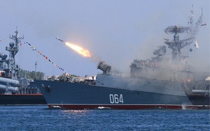 ẢNH+VIDEO: Hoành tráng lễ kỷ niệm Ngày Hải quân Nga