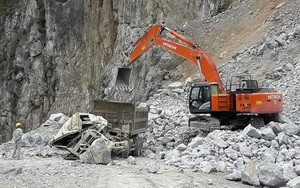 Vào mỏ chở đá, một tài xế bị đá rơi đè chết
