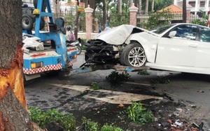 Xe BMW nát đầu sau khi tông vào gốc cây giữa Sài Gòn