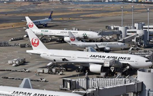 Siêu bão đổ bộ Nhật Bản, hàng trăm chuyến bay bị hoãn