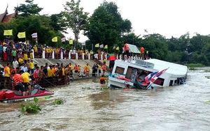 Hình ảnh hiện trường vụ lật tàu làm 13 người chết ở Thái Lan