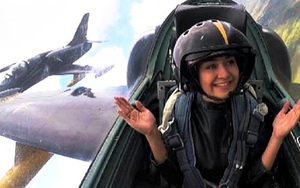 [VIDEO] Nữ phóng viên Nga xinh đẹp trải nghiệm nhào lộn trên máy bay L-39