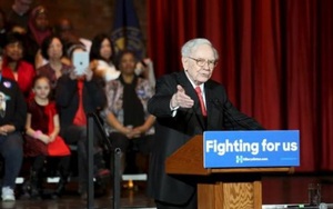 ​Tỉ phú Buffett công khai chứng từ thuế "đập lại" ông Trump