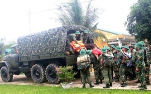 Sư đoàn 968 vào vùng lũ Quảng Bình giúp dân khắc phục hậu quả lũ lụt