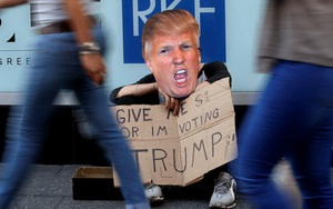 24h qua ảnh: "Cho tôi 1 đôla, nếu không tôi sẽ bỏ phiếu cho Trump"
