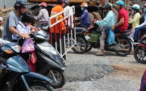 Xe tải lọt hố ga giữa lòng Sài Gòn