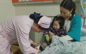 Sốt 21 ngày không đi tiểu, bé 1 tuổi suy thận nặng: Gia đình òa khóc khi biết nguyên nhân