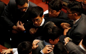 Nghị sĩ Hong Kong lại nổi loạn, 4 nhân viên an ninh vào viện