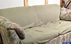 Ít tiền nên mua thanh lý chiếc sofa cũ xấu xí bốc mùi, 3 bạn trẻ bàng hoàng phát hiện bí mật giấu trong chiếc ghế