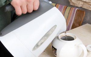 Dùng ấm đun siêu tốc kiểu này thì chết siêu nhanh luôn nhé mọi người