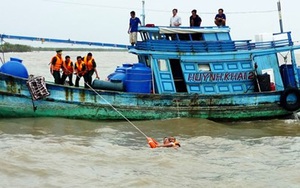 Cứu vớt an toàn 14 ngư phủ bị cháy tàu cá trên biển Cà Mau