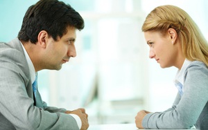 Đây là lý do nhiều người không thể vừa giao tiếp bằng mắt vừa trò chuyện