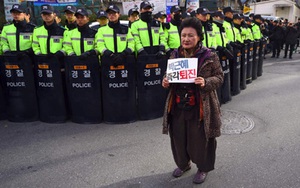 Phe đối lập Hàn Quốc yêu cầu Tổng thống Park Geun-hye từ chức ngay