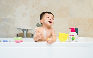 Các mẹ bỉm sữa phát sốt với trào lưu tắm cho bé bằng bọt trong mùa đông