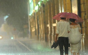Cặp đôi hoàn cảnh bất chấp mưa bão chụp ảnh cưới trên phố Hà Nội ngập nước