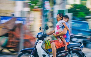 Bức ảnh "vòng tay yêu thương của cha" khiến các bậc cha mẹ phải giật mình suy ngẫm