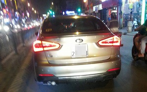 Hà Nội: Cô gái trẻ bị tài xế dừng xe ô tô tát “đỏ má” vì không cho vượt?
