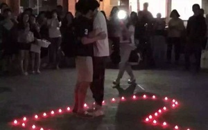 Trung Quốc: Nam sinh xếp nến, tỏ tình và ôm hôn bạn trai giữa sân trường
