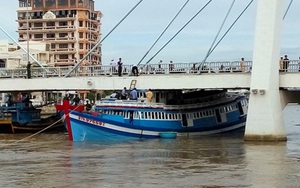 Nóng: Đang giải cứu tàu bị mắc kẹt dưới cầu Lê Hồng Phong