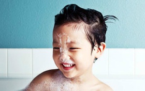 Ngừng ngay 5 việc nguy hiểm đến tính mạng này khi trẻ vừa đi nắng về!