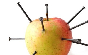 Cắm 12 cây đinh vào quả táo rồi ăn, ý tưởng tuy điên rồ nhưng siêu có lợi cho sức khỏe