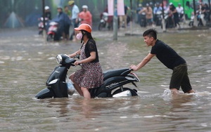 Cũng phải có một mùa lụt lội để đàn ông còn được ga lăng như thế này