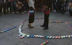 Nam thanh niên xếp hình bằng 999 gói bao cao su cầu hôn bạn gái và cái kết sốc tận não