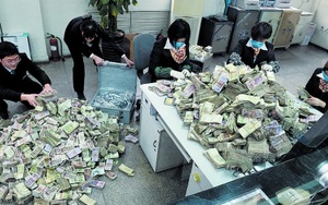 Khách gửi nửa tỷ đồng toàn tiền lẻ, nhân viên ngân hàng khổ sở kiểm đếm trong nửa tháng