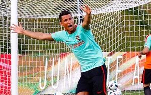 Lộ danh tính mỹ nhân bốc lửa khiến Ronaldo phải đứng múa cột "mua vui"