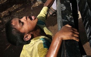 Chùm ảnh trẻ em châu Á "oằn mình" chống chọi nắng nóng, hạn hán kỷ lục
