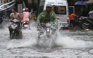 Mưa lớn, TP.HCM lại ngập nhiều nơi