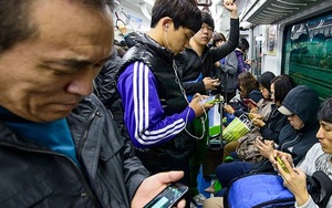 Smartphone - thế hệ cúi đầu, Selfie - thế hệ quay lưng