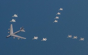 [ẢNH] Không quân NATO thị uy sức mạnh gần biên giới Nga