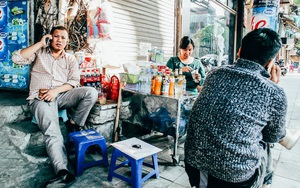 Trà đá vỉa hè Hà Nội: Thứ đồ uống rẻ tiền dễ mua, lại dễ khiến người ta quên đi bao lo toan vội vã