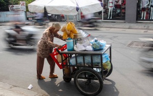 Tấm lưng còng của mẹ già 81 tuổi bán hàng rong, ngủ ngoài đường lo tiền chữa bệnh cho con