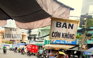 Chỉ có ở Sài Gòn: Lạ đời con phố bán cơm trắng đựng trong túi nilon, ai cũng chỉ mong "lời ít thôi"