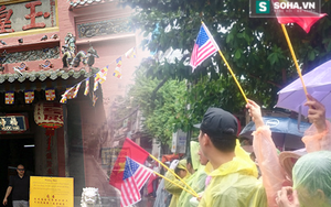 Người dân TP HCM đội mưa đứng chờ TT Obama trước chùa Ngọc Hoàng