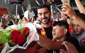 Fan Trung Quốc "quây" cầu thủ lương cao thứ 5 thế giới