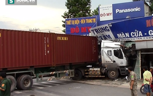 Container mất lái tông sập mái nhà dân, tài xế may mắn thoát chết