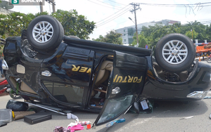 TP.HCM: Người dân cạy cửa cứu tài xế trong xe Fortuner bẹp dúm