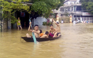 Nước tràn vào thành phố, cả Nha Trang tê liệt vì lụt