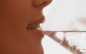 Uống một cốc nước trước khi đi ngủ, bạn sẽ nhận lợi ích không ngờ