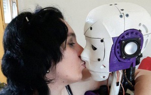 Mất niềm tin vào đàn ông, cô gái chọn yêu robot cho an toàn