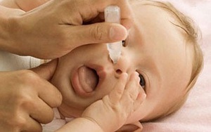 Bác sĩ Tai - Mũi - Họng tư vấn: Xịt rửa mũi cho trẻ bằng nước muối sinh lý lợi hay hại?