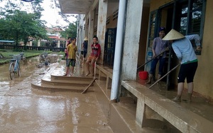 Quảng Bình: Bùn đất phủ dày đến 10cm ở trường học sau mưa lũ