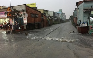 Đường sắt, đường bộ ở Sài Gòn chìm trong biển nước sau mưa lớn