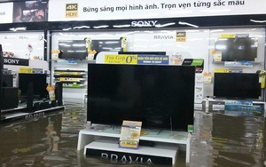 Mưa lớn ở Sài Gòn, nước tràn vào siêu thị điện máy