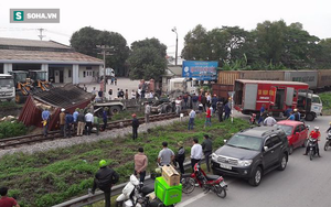 Đoàn tàu phải tách đôi để giải cứu container ở Nghệ An