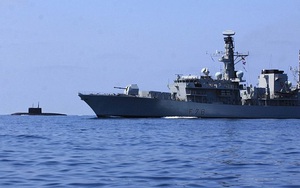 Chiến hạm Anh chặn tàu ngầm Nga ở Biển Bắc