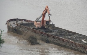 Vụ 'tàu lạ' xả thải xuống sông Hồng: Giao Bộ Công an khẩn trương tổ chức điều tra